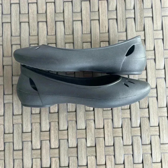 Crocs‎ Kelli Women’s Flats Size 8 Color Black - Picture 2 of 5